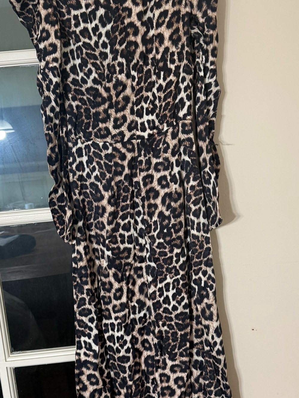 FARM Rio NWT Cheetah Animal-print satin midi dress, featuring a V-neckline XS . - Picture 4 of 14
